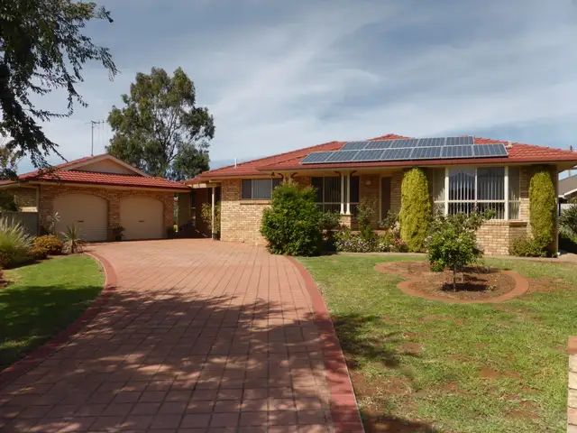 15 Arana Place, Parkes NSW 2870