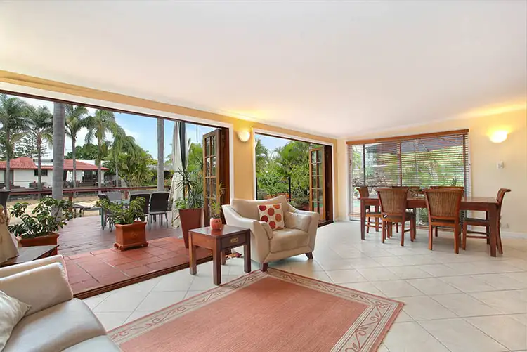 6 Palmetto Court, Broadbeach Waters QLD 4218