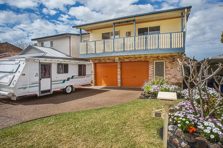 32 Ravenswood Street, Mannering Park NSW 2259