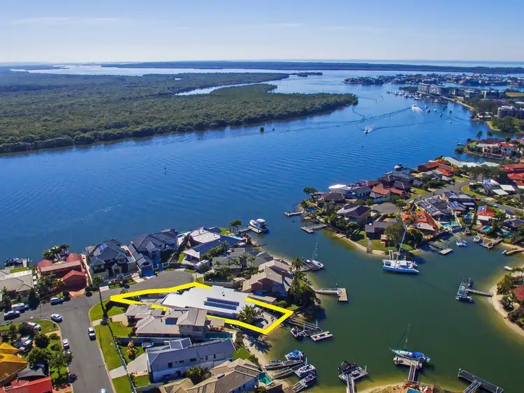 6 Arrowsmith Court, Paradise Point QLD 4216