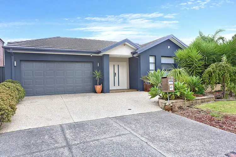 18 Greenside Cres, Keysborough VIC 3173