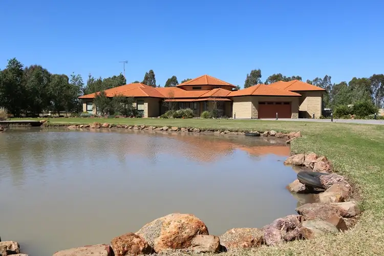 100 Almond Road, Leeton NSW 2705