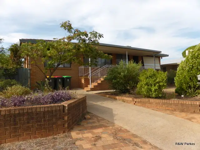32 Orange Street, Parkes NSW 2870