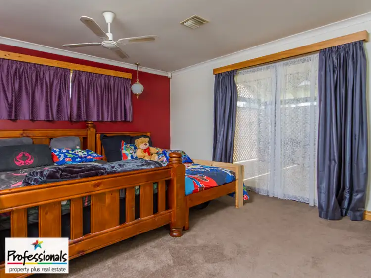 Sixth view of Homely house listing, 10 Kari Court, Camillo WA 6111