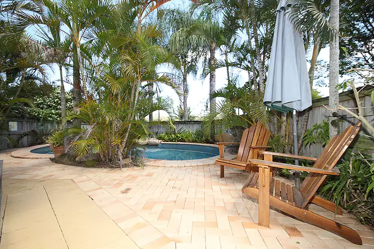 2 ENGELMANN CL, Carindale QLD 4152