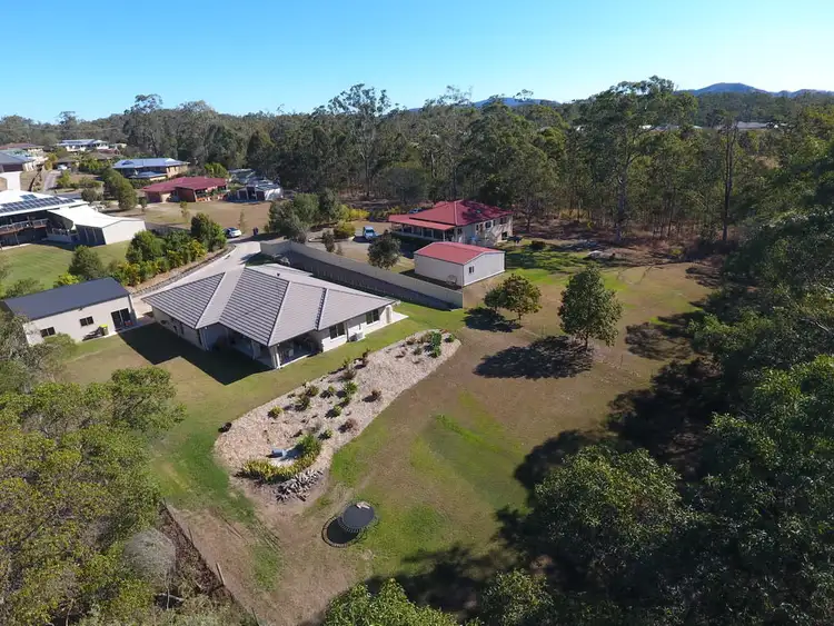 16 Deakin Court, Southside QLD 4570