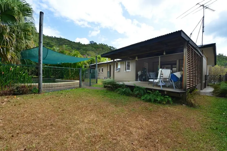 25 PASSCHENDAELE STREET, Stratford QLD 4870