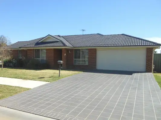 1 Garland Place, Young NSW 2594