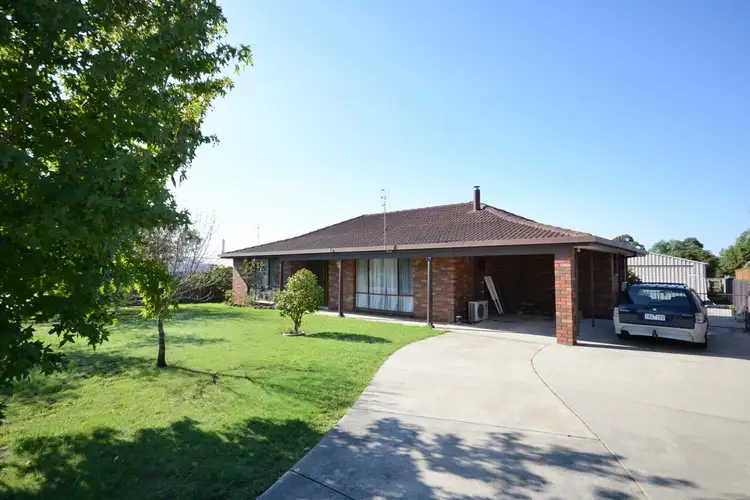 10 Lindsay Court, Wy Yung VIC 3875