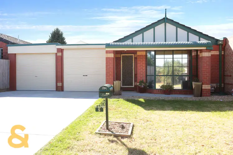 5 Parkinson Way, Roxburgh Park VIC 3064