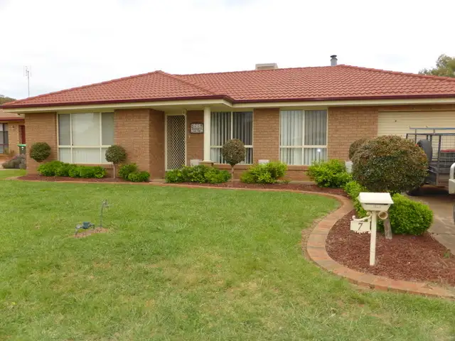7 Mimosa Ave, Parkes NSW 2870