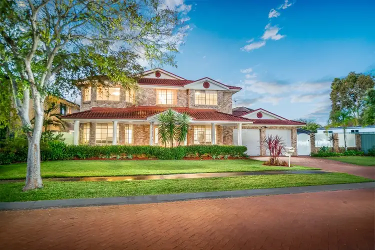 15 Woodlake Court, Wattle Grove NSW 2173