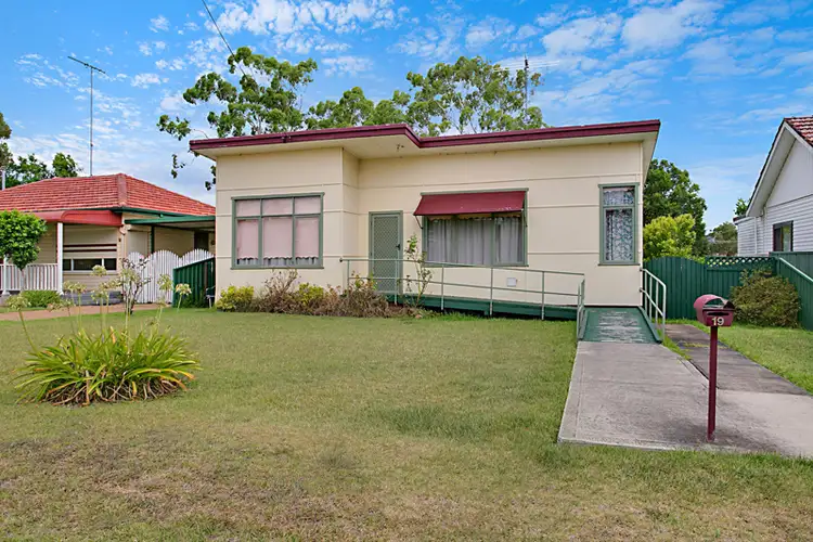 19 Phelps Crescent, Bradbury NSW 2560