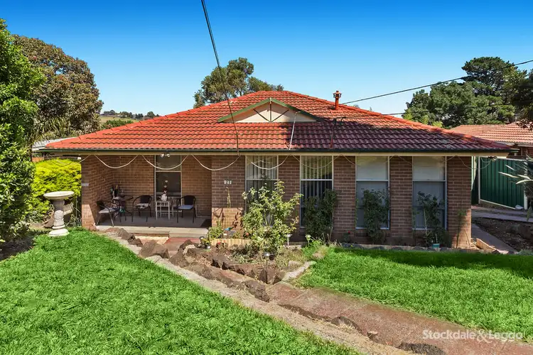 27 Hendricks Crescent, Jacana VIC 3047