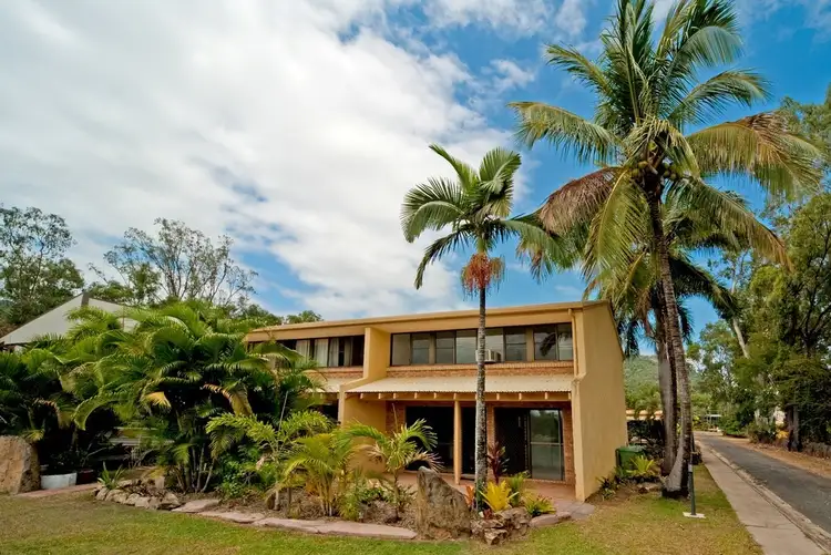 1/4 Salmon Street, Cannonvale QLD 4802