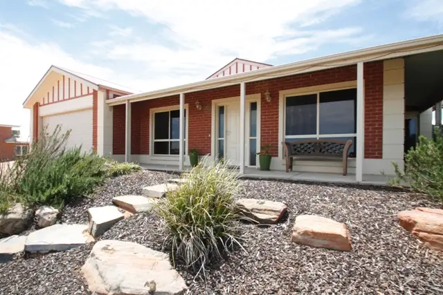 18 McEWEN DRIVE, Loxton SA 5333