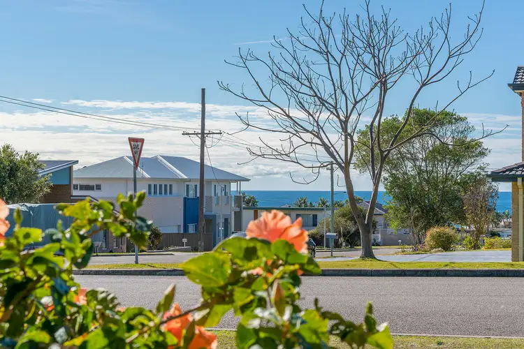 105 Macquarie Grove, Caves Beach NSW 2281
