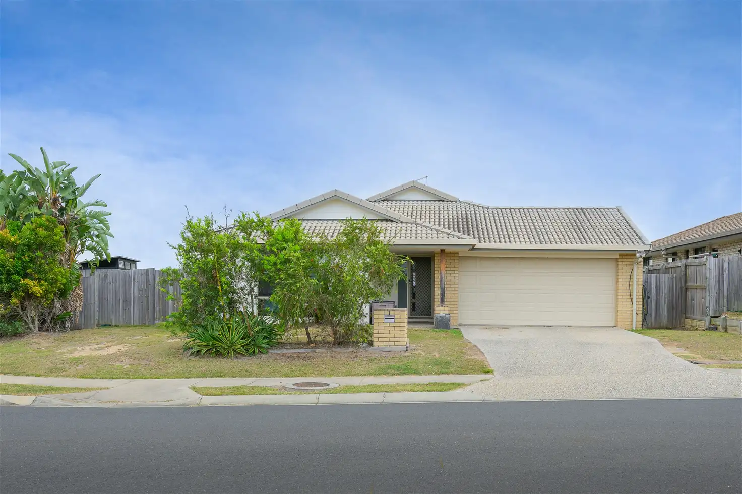 Calliope 4房  Spacious Brick Home on Generous Corner Block with Secure Rental Return