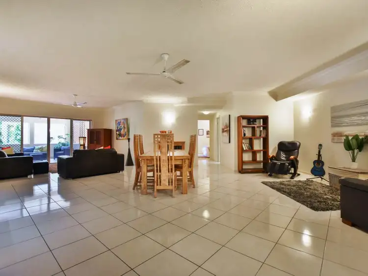 2 Greenslopes Street, Cairns North QLD 4870