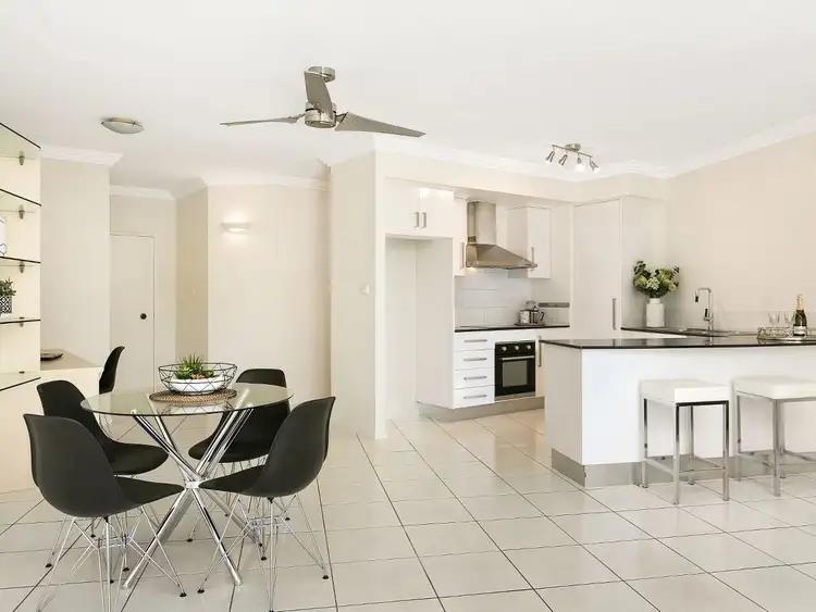 2/285 Esplanade, Cairns North QLD 4870