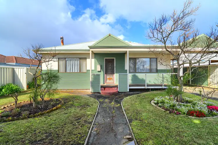 7 Minor Road, Orana WA 6330