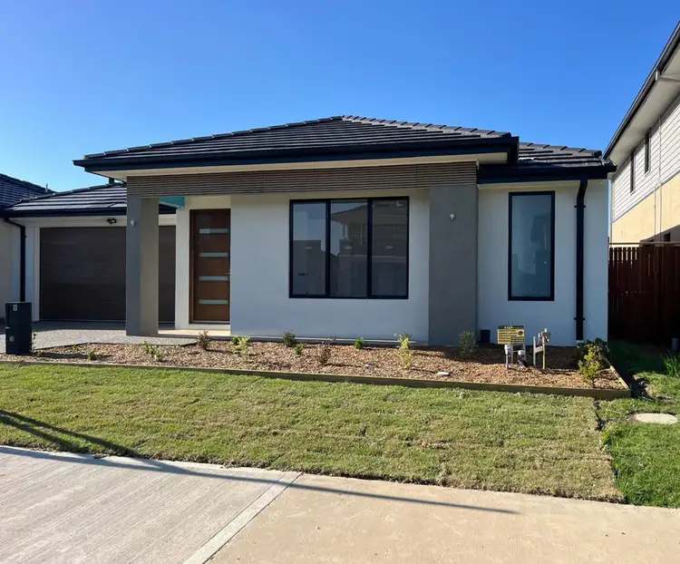 8 Homely Ave, Clyde North VIC 3978