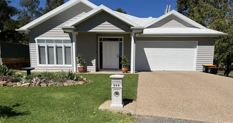 228 Wynyard Street, Tumut NSW 2720