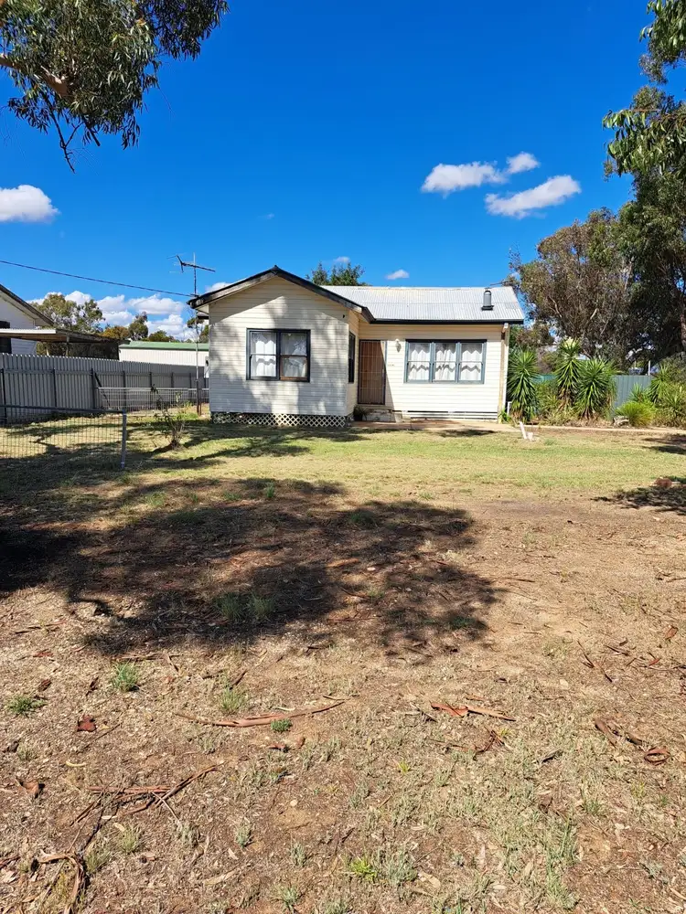 6 Chapman St, Urana NSW 2645