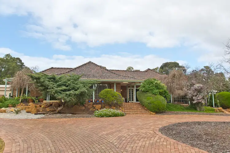 6 Tee Avenue, Mundaring WA 6073