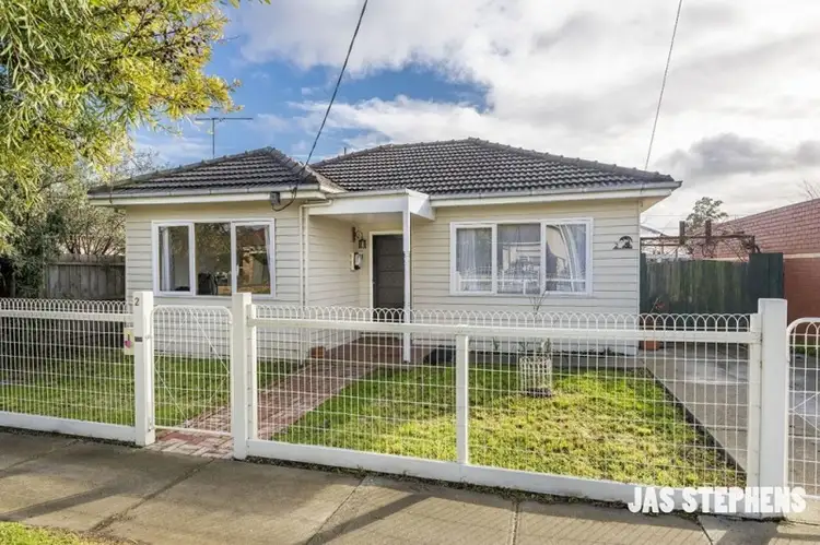 2 Burns Street, Maidstone VIC 3012