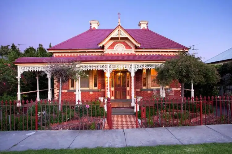 6 Brougham Street, Quarry Hill VIC 3550