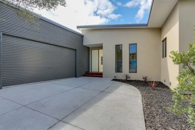 19 Staughton Avenue, Rosebud West VIC 3940