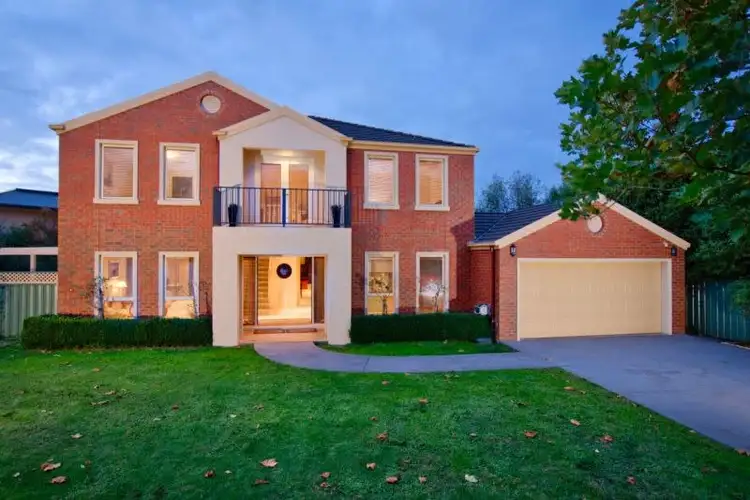 8 Stirling Drive, Lake Gardens VIC 3355