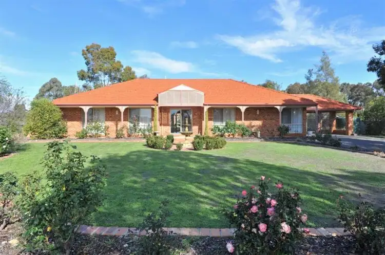 25 Emmaline Drive, Maiden Gully VIC 3551