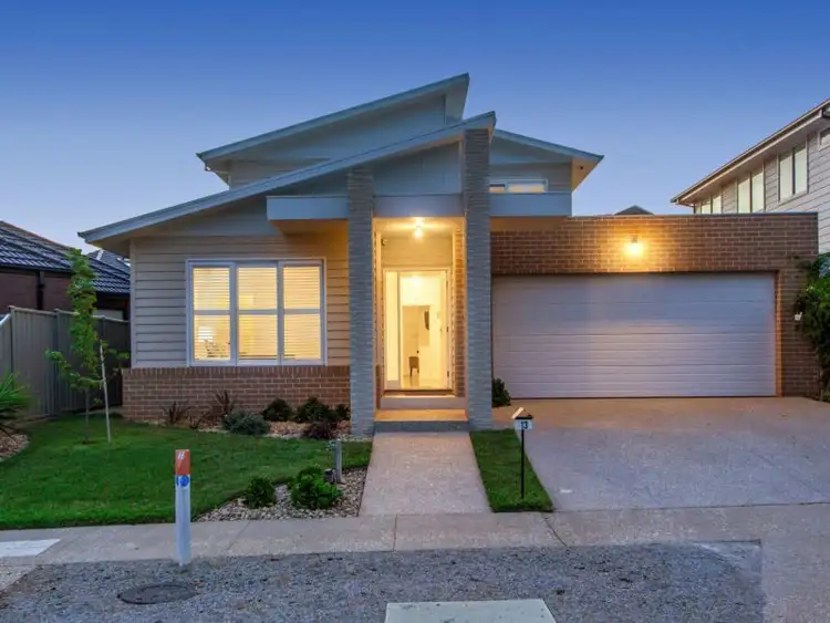 13 Mclaren Chase, Caroline Springs VIC 3023