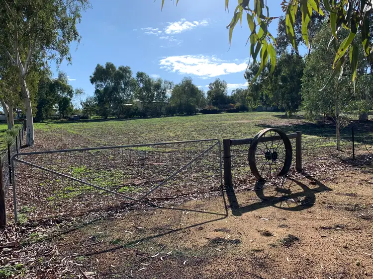 8 Mount St, York WA 6302