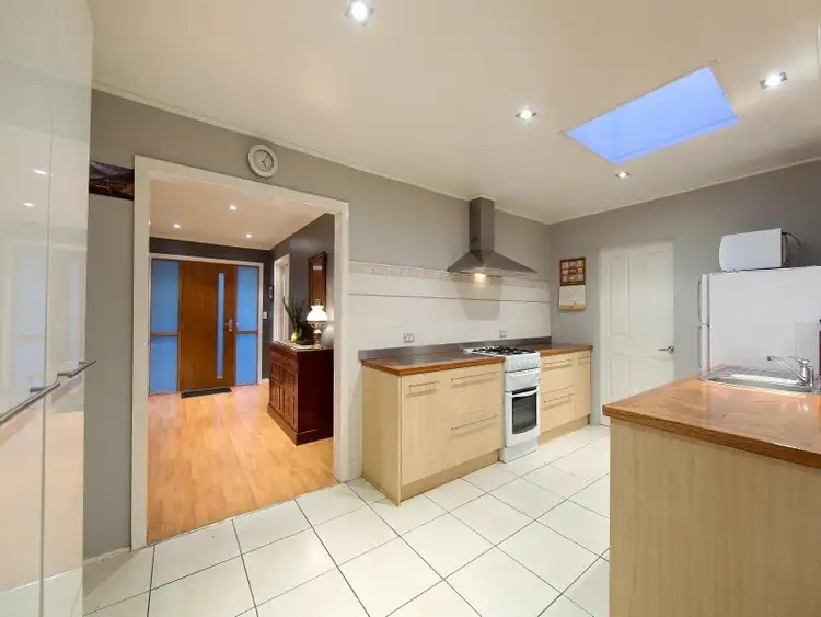 Fifth view of Homely house listing, 2 Madeira Court, Frankston VIC 3199