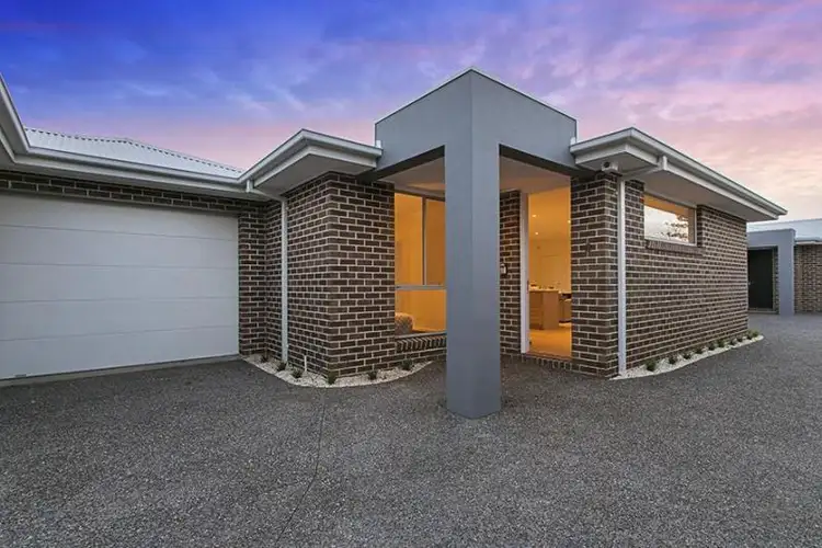 2/12 Corrigan Avenue, Brooklyn VIC 3012