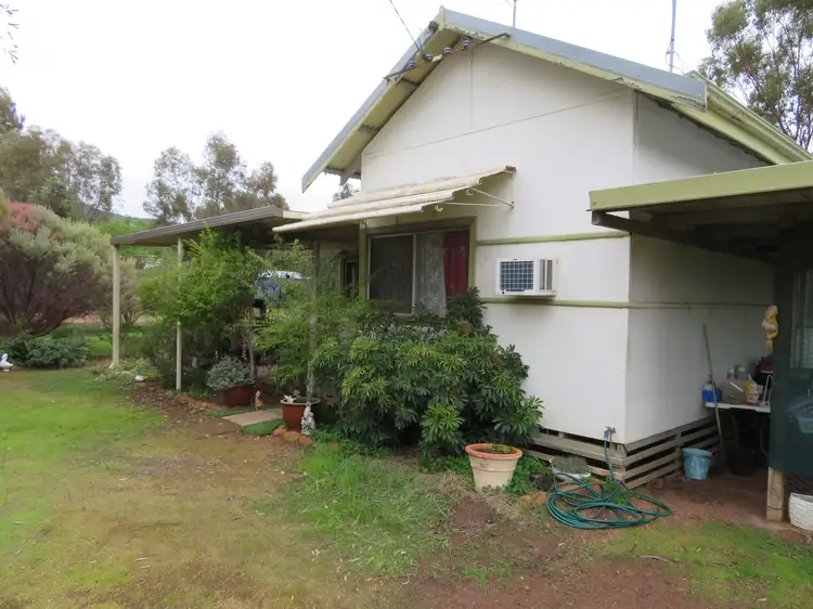 2 Ninth Road, York WA 6302