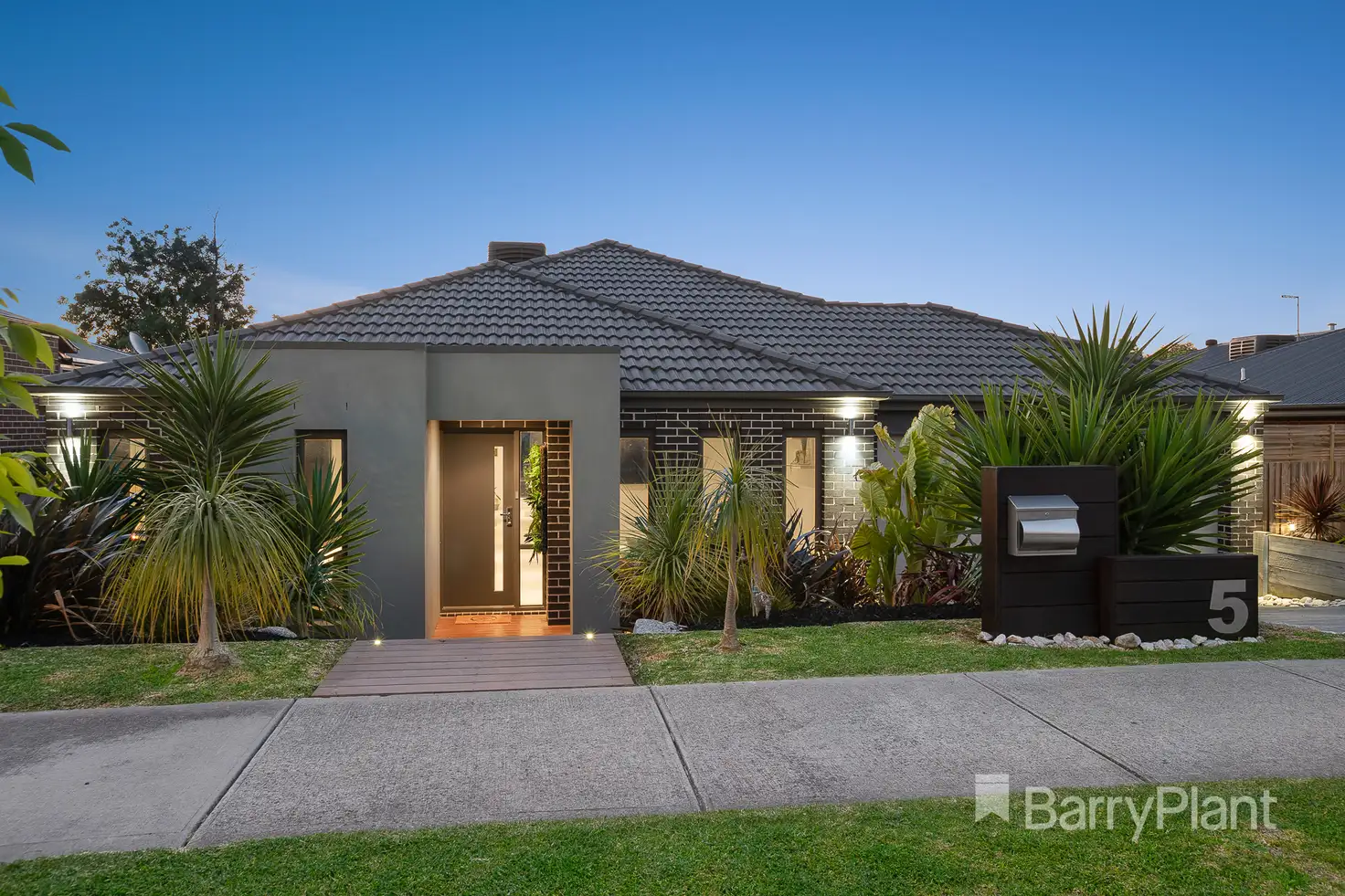 Main view of Homely house listing, 5 Tiverton Circuit, Mooroolbark VIC 3138