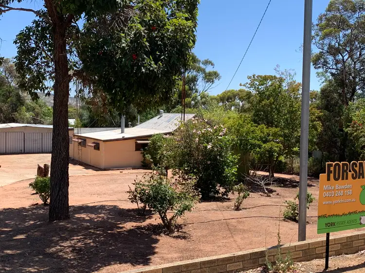 18 Maud St, York WA 6302
