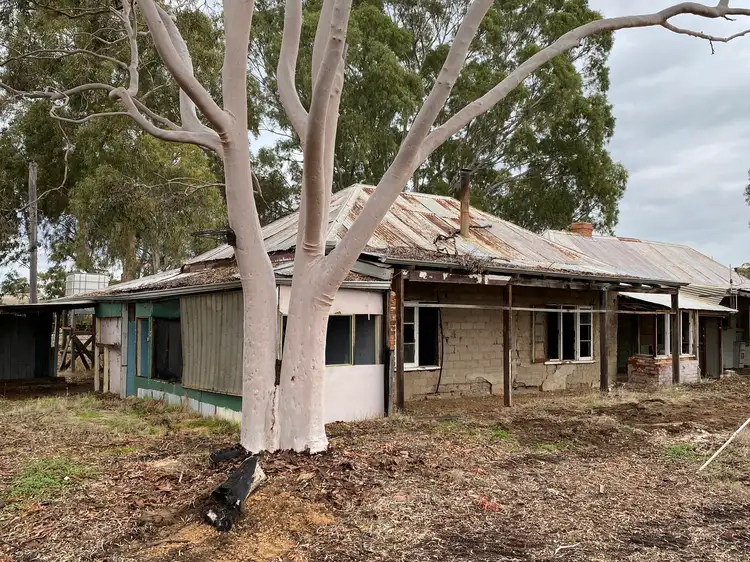9042 Great Southern Highway, Beverley WA 6304