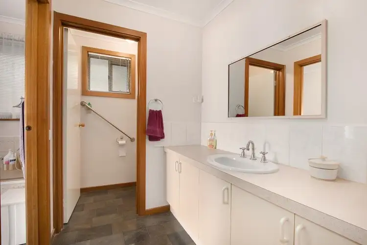 Seventh view of Homely house listing, 2 Phillips Court, Drouin VIC 3818