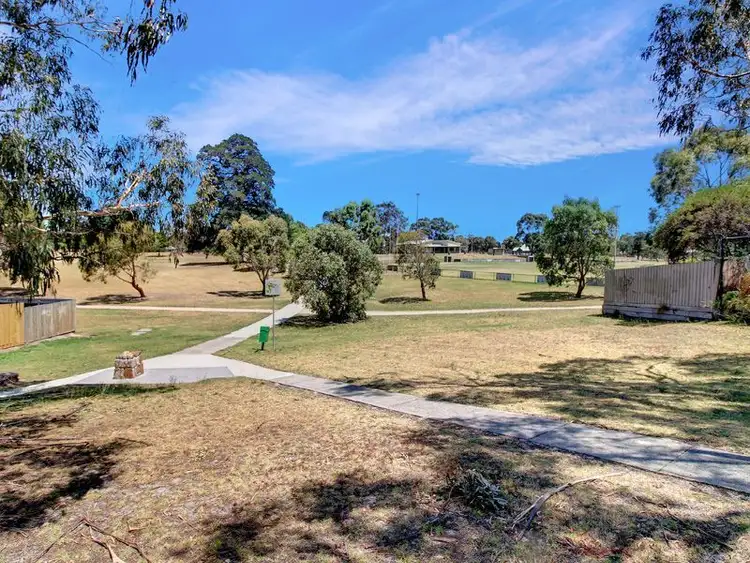 16 Liardet Crescent, Frankston VIC 3199