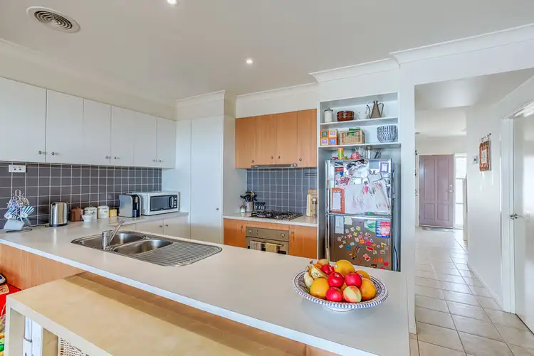 33 Wentworth Drive, Taylors Lakes VIC 3038