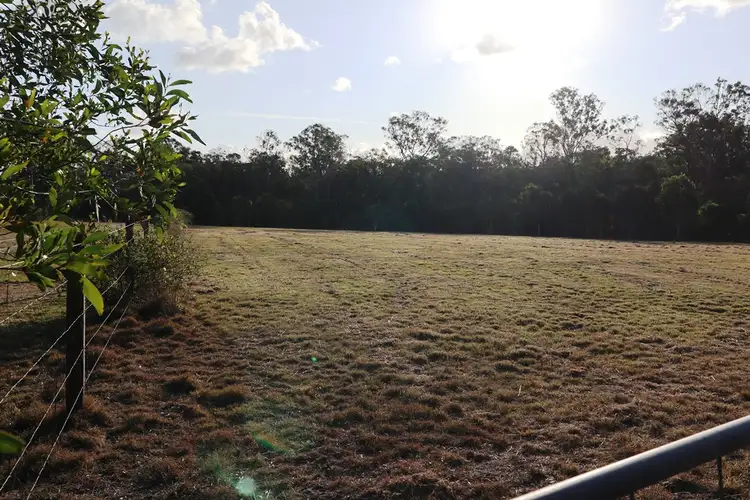90 River Road, Howard QLD 4659