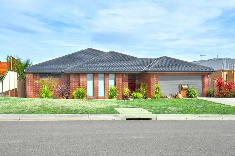 16 Horwood Drive, Mount Clear VIC 3350