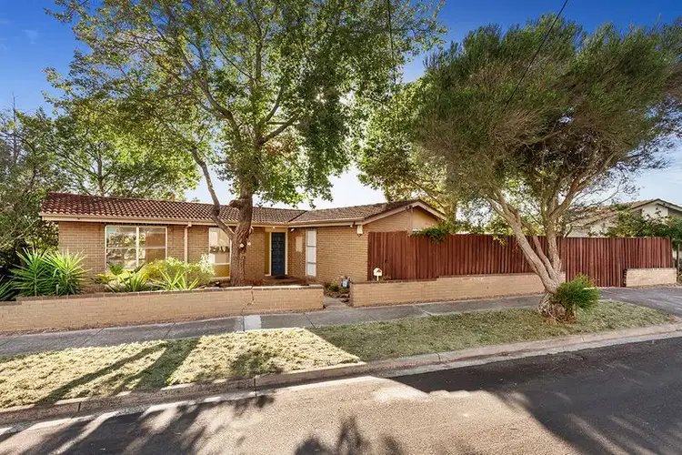 1 Golden Court, Frankston North VIC 3200