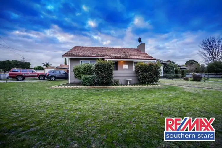 2 Barnsley Street, Queens Park WA 6107