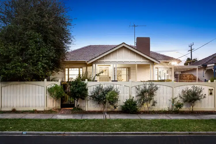16 Dunvegan Crescent, Macleod VIC 3085